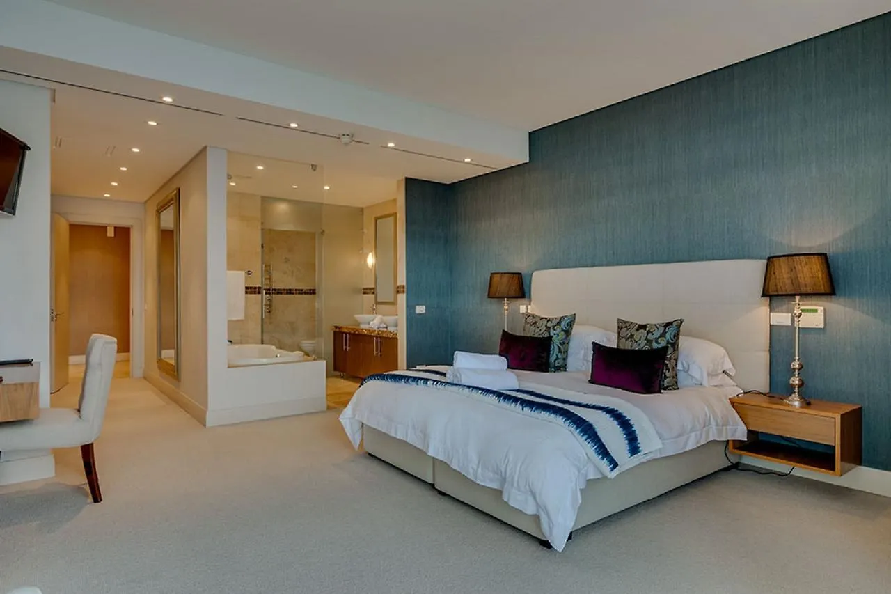 Pinemore Waterfront Apartments ケープタウン