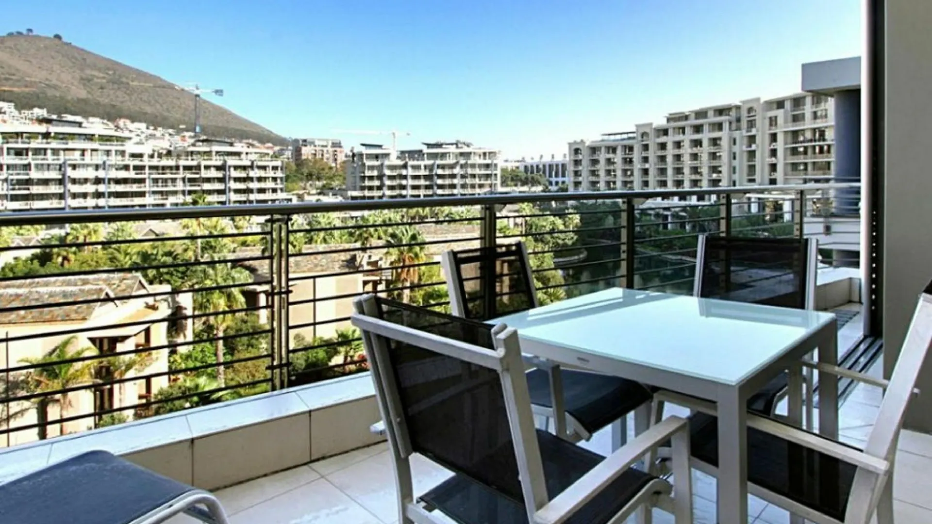 Pinemore Waterfront Apartments ケープタウン